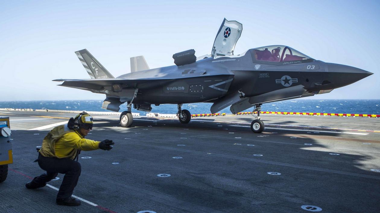 F-35B準(zhǔn)備在兩棲攻擊艦上降落